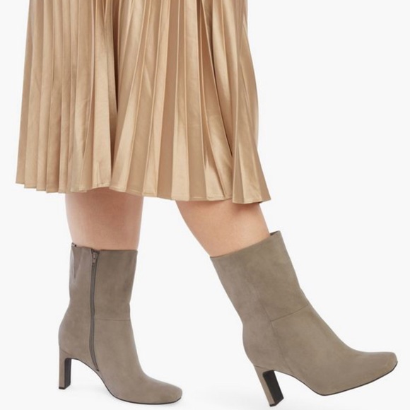 Boots - Picture 3 of 4